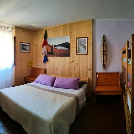 Bivacco Frasassi Climbing & Trail Running House Frühstückspension