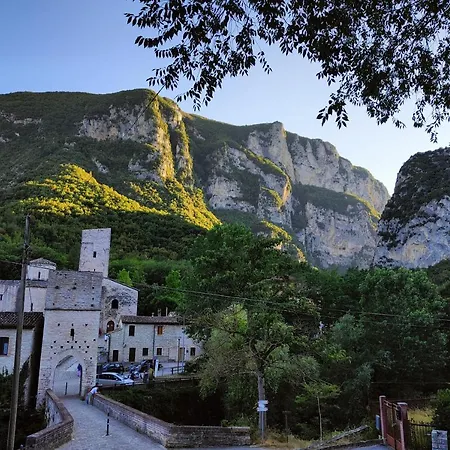 Frühstückspension Bivacco Frasassi Climbing & Trail Running House 3*