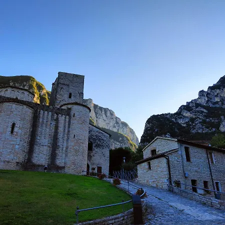 Bivacco Frasassi Climbing & Trail Running House Frühstückspension