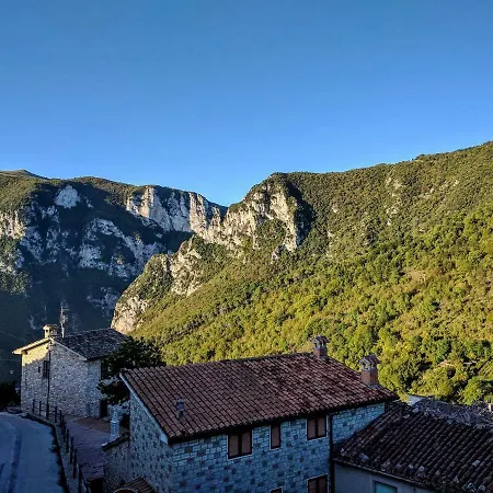 Bivacco Frasassi Climbing & Trail Running House