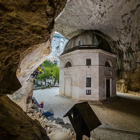 Bivacco Frasassi Climbing & Trail Running House